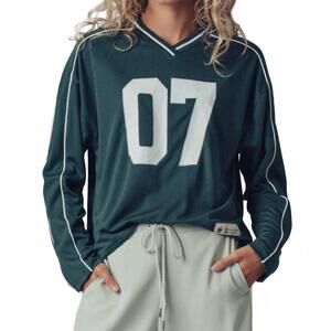 NEW URBAN DAIZY varsity 07 graphic v-neck jersey top in hunter